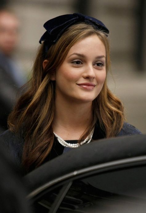 QUIZ: Are you Blair Waldorf or Leighton Meester? Prada Marfa Gossip Girl, Chuck Et Blair, Leighton Meester Hair, Blair Waldorf Headband, Blair Waldorf Hair, Chuck E Blair, Mode Gossip Girl, Estilo Blair Waldorf, Estilo Gossip Girl