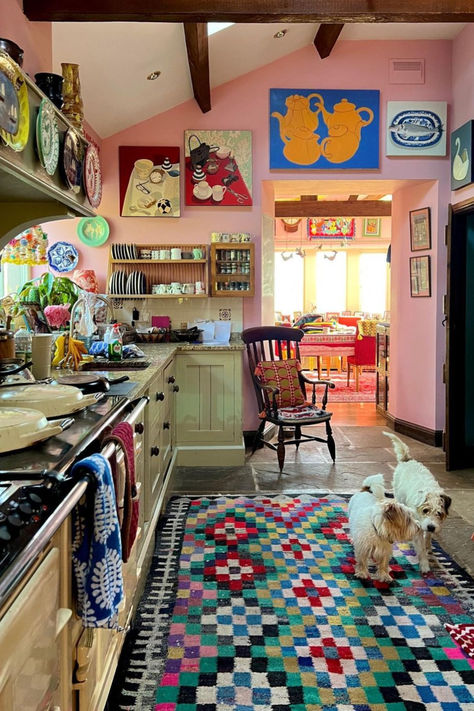 Maximalist Kitchen, Maximalist Home, Eclectic Kitchen, Apartment Decor Inspiration, Decoration Inspiration, Pink Walls, Eclectic Home, Dream House Decor, Eclectic Decor