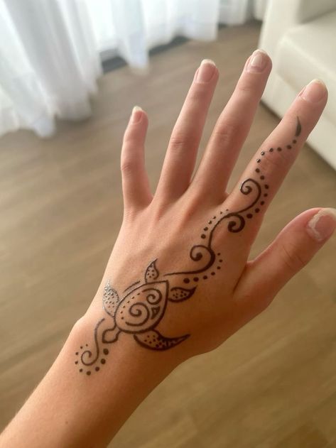 Simple Henna Hand Tattoos, Cute Henna Hand Designs, Sea Turtle Henna Tattoo, Quick Henna Designs Simple, Henna Turtle Tattoo, Simple Henna Tattoo Hand, Simple Henna Ideas Hands, Artistic Henna Designs, Hena Ideas Summer