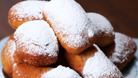 Peach Cobbler Stuffed ‘Beignets’ Recipe by Tasty Stuffed Beignets, Tastemade Dessert, Dessert Party, Tasty Videos, Peach Cobbler, Beignets, Cobbler, Diy Food, Diy Food Recipes