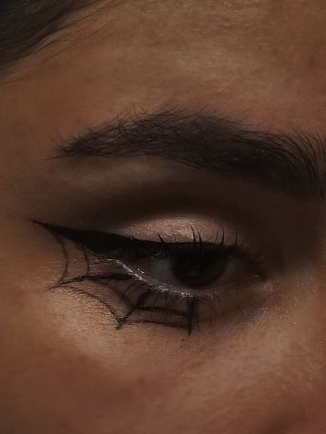 Halloween Makeup Cobweb, Simple Black Halloween Makeup, Black Halloween Makeup Easy, Spiderwebs Eyeliner, Webbed Eyeliner, Simple Spiderman Makeup, Simple Easy Halloween Makeup, Eyeliner Halloween Makeup Easy, Cobweb Makeup Halloween