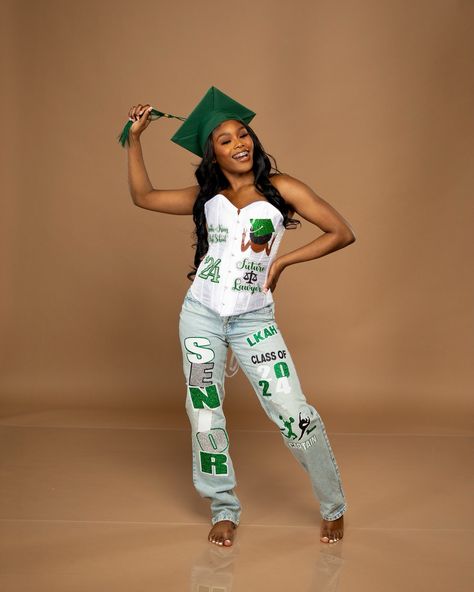 #seniorsunday 🔥 CUSTOM CORSET & #seniorjeans2024 Designed by @jaicreativecollection 🎀 | #LincolnKingHighSchool 🎓💚🤍 Congratulations to all the grads of 2024! 🎓🎉 DM or TEXT (313)318-0114 to place an order📲 (please allow some time for a response!😊) | #customseniorset #LKHS #seniorsunday #customsenioroutfit #customseniorshirts #classof2023 #classof2024 #customseniorcorset #customjeans #seniorsunday #customcorset #2024grad #2024 Senior Portrait Nails, Senior Shirts Ideas 2025, Graduation Photoshoot Outfit Ideas, Hairstyles For Senior Pictures, College Graduation Pictures Outfits, Senior Picture Ideas College, Senior Picture Hairstyles, Graduation Fits, Senior Painted Jeans