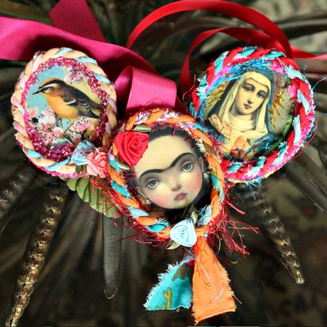 I've always loved making fabric jewelry and lately I've been inspired by the work of Lillibulle.  She's a fabric jewelry artist who is abso... Fabric Jewelry Diy, Crafts Diy Projects, Fabric Frame, Fabric Brooch, Fabric Necklace, Scrap Fabric, Framed Fabric, Funky Jewelry, Brooch Jewelry