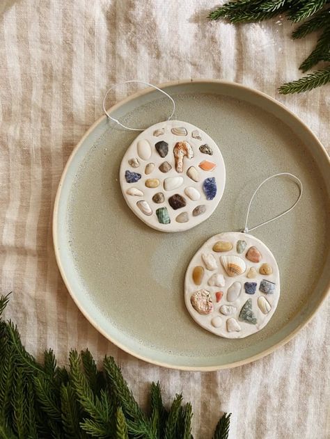 Ocean Themed Ornaments Diy, Beach Rocks Crafts Diy, Shell Gift Ideas, Diy Beach Gifts, Diy Beach Ornaments, Resin Shell Art, Sea Shell Ornament, Sculpy Ornaments, Seashell Ceramics