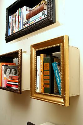 Small pieces of wood were added to the backs of old frames, creating shelves for additional storage. Cadre Photo Diy, Thrift Store Furniture, Old Picture Frames, Picture Frame Shelves, Easy Frame, Frame Shelf, Diy Picture Frames, Bookshelves Diy, Diy Picture