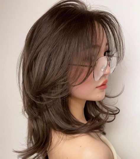 Layered Haircuts For Medium Hair, Medium Long Hair, Haircuts For Medium Hair, Haircuts Straight Hair, Short Hair Haircuts, Shoulder Length Hair, Medium Length Hair Cuts, Layered Haircuts, Layered Hair