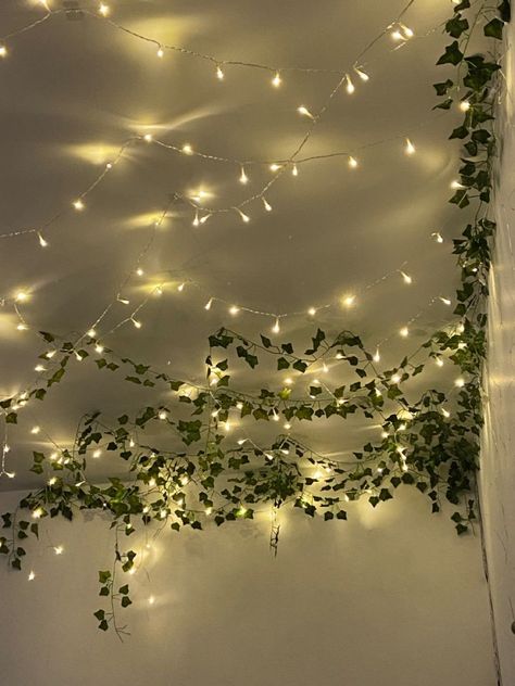 Fairy Lights Inspiration, Dark Fairy Room Bedroom Ideas, Fairy Lights Along Ceiling, Fairie Lights Bedroom, Farie Lights Bedroom, Fairy Den Room, Fairy Lights Cute, Fairy Lights Room Decor Ideas, Fairy Lights Around Room