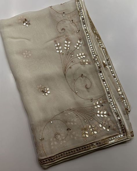 Sanjukta Dutta Collection, Dupatta Work Designs, Chunni Designs, Dupatta Embroidery Design, Dupatta Designs Ideas, Duppattas Designs Ideas, Dupatta Embroidery, Embroidery Dupatta, Hand Beaded Embroidery