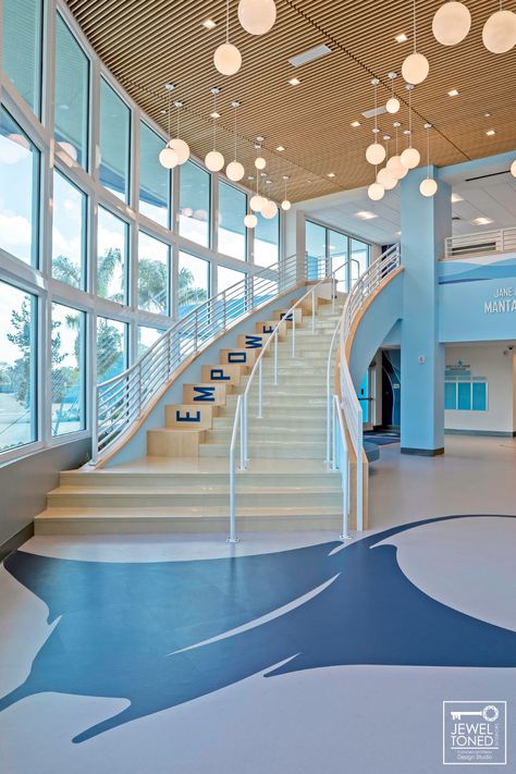 School Building Design Interiors, School Campus Interior, Modern High School Interior, School Entrance Interior, Modern School Interior Design, Highschool Design Building, Art School Building, Academy Interior Design, Interior Design Classroom