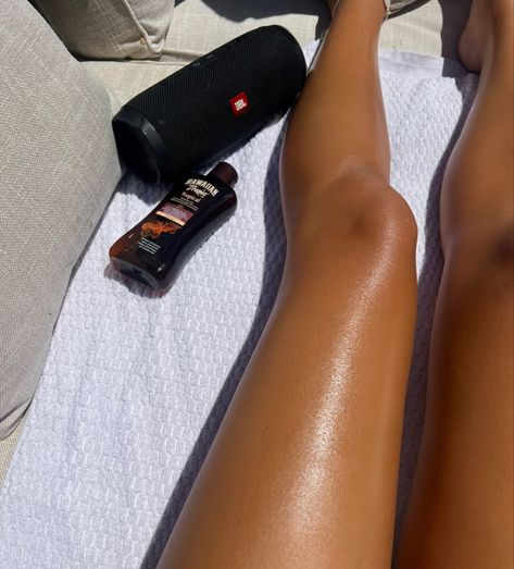 Self Tanning Aesthetic, Tanning Products Aesthetic, Summer Tanline Aesthetic, Tan Line Pictures, Tanning Outside Aesthetic, Tan Inspiration, Summer Aesthetic Tanning, Tanning Goals, Tanning Aesthetic