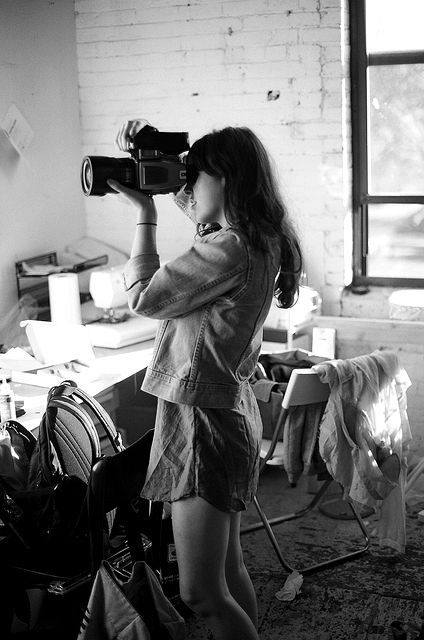 Photo Holding A Camera, Photos Black And White, Girls With Cameras, Female Photographers, Olivia Palermo, Vintage Cameras, 인물 사진, Foto Instagram, Fotografi Potret