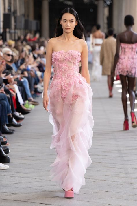 Ermanno Scervino RTW Spring 2024 Pink Runway, Runway Fashion Couture, Runway Outfits, Model Walks, Runway Dresses, Ermanno Scervino, Outfit Look, Glam Dresses, Runway Models