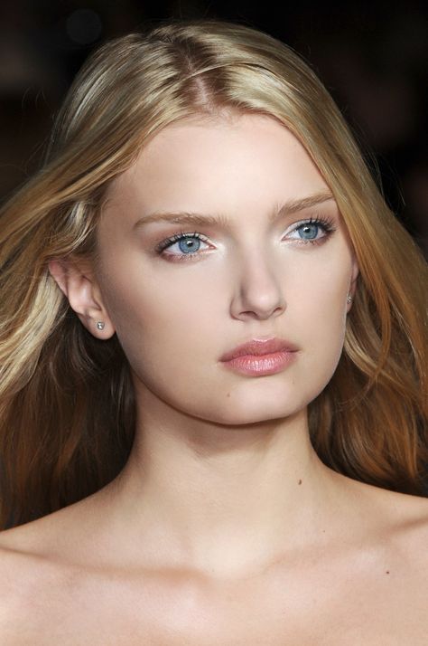 Lily Donaldson At Julien MacDonald Spring 2009 Jessica Stam, Lily Donaldson, Pale Blonde, Beauty Salon Logo, Julien Macdonald, Natural Blondes, Beauty Hacks Video, Victoria Secrets, Victoria Secret Fashion Show