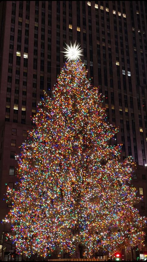 Rockefeller Christmas Tree Wallpaper, Christmas Story Aesthetic, Christmas Wallpaper New York, Xmas Aesthetic, Christmas Lights Wallpaper, Christmas Tree Wallpaper, Nyc Christmas, Christmas Tale, Iphone Wallpaper Sky