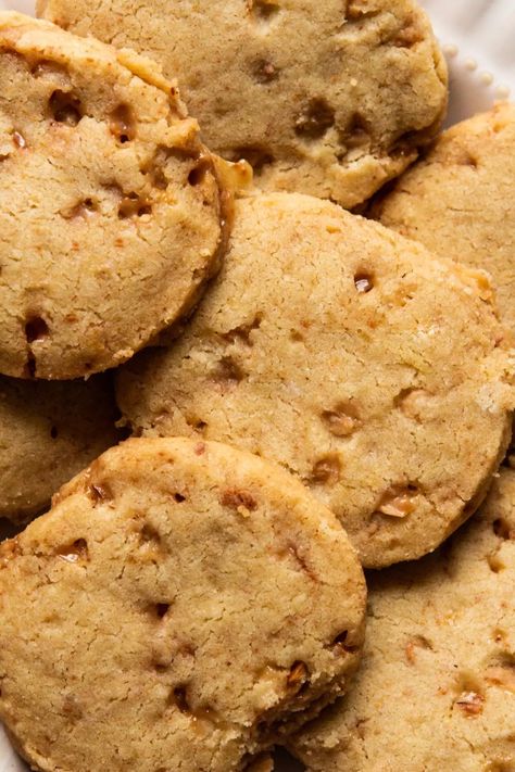 Praline Shortbread Cookies, Toblerone Shortbread Cookies, Brown Butter Shortbread Cookies, Toffee Shortbread Cookies, Brown Butter Shortbread, Toffee Shortbread, Best Shortbread Cookie Recipe, Sable Cookies, Boozy Treats