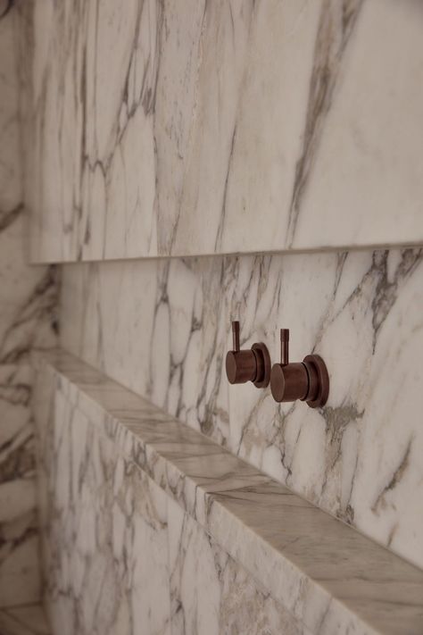 Arabescato Vagli shower details. This project is part of our Designer Collaboration Series.  ⁣Architecture and interior design by @b.e_architecture⁣⁣⁣ Build by @bellvardeconstructions⁣⁣⁣Image by @gemmola⁣⁣⁣ Stonework by Granite and Marble Australia & Santo Styling⁣⁣⁣⁣⁣⁣ #cdkstone #arabescatovagli⁣#arabescatovaglimarble#naturalstone #naturalbeauty #naturesmasterpiece Arabescato Marble Bathroom, Arabescato Corchia Kitchen, Arabascatta Marble, Arabescato Corchia Bathroom, Vicostone Arabescato Quartz, 1960s House, Marble Detail, Arabescato Marble, Kitchen Benchtops