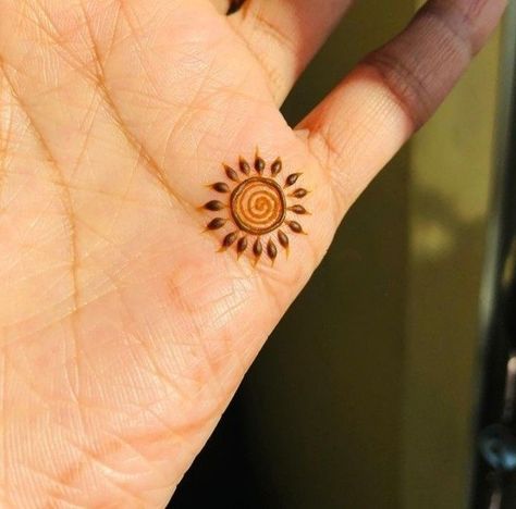 Mehandi Small Designs, Minimal Henna Designs Finger, Mehndi Tattoo Designs Small Aesthetic, Aesthetic Small Mehendi Designs, Minimilastic Mehendi Designs, Small Aesthetic Mehndi Designs, Cute Mehendi Tattoo, Small Henna Designs Fingers, Simple Mehndi Tattoo