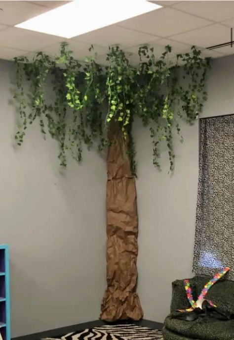 How To Decorate Classroom Walls, Paper Tree Classroom, How To Make Trees, Forest Classroom, Classroom Tree, Nature Ideas, Reading Tree, Simple Tree, Hanging Vines