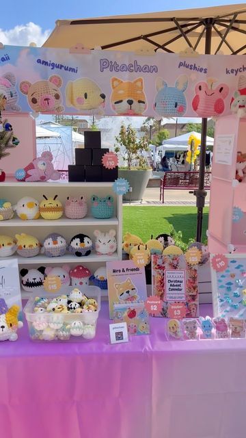 Crochet Stuffed Animal Display, Crochet Sale Display, Market Displays Booth Ideas Crochet, Craft Fair Booth Display Crochet, Crochet Vender Display, Top Sellers At Craft Shows, Amigurumi Display Ideas, Crochet Craft Market Display, Amigurumi Market Display