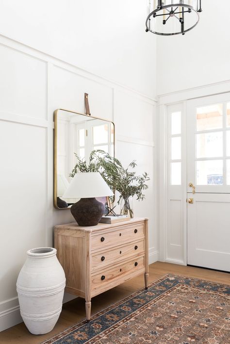 Love this beautiful entryway with a wood cabinet, brass mirror, rug, baskets and neutral decor - entryway ideas - foyer - entryway furniture - entryway decor - farmhouse interior ideas Mcgee Foyer, Studio Mcgee Hallway, Mcgee And Co Entryway, Mcgee And Co Bathroom, Transitional Entryway Decor, Studio Mcgee Entryway, Mcgee Entryway, Entry Table With Mirror, Entryway Inspiration