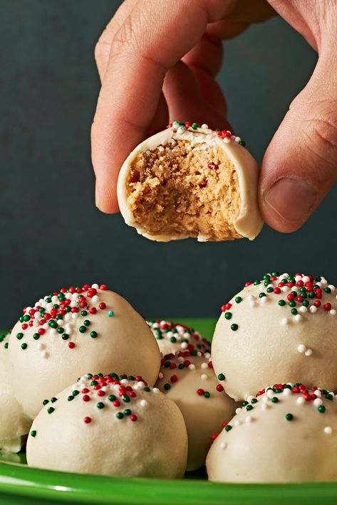 Peanut Butter Snowballs, Homemade Christmas Candy, Snowballs Recipe, Xmas Recipes, Xmas Baking, Chocolate Garnishes, Homemade Food Gifts, Holiday Sweets, Festive Food