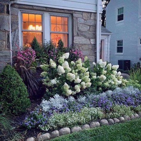 24 Stunning Flower Bed Ideas for Front of House | Balcony Garden Web Low Maintenance Landscaping Ideas, Easy Landscaping Front Yard, Porch Landscaping, Small Front Yard Landscaping, Front Yard Garden Design, Garden Wallpaper, Easy Landscaping, Front Landscaping, Low Maintenance Landscaping