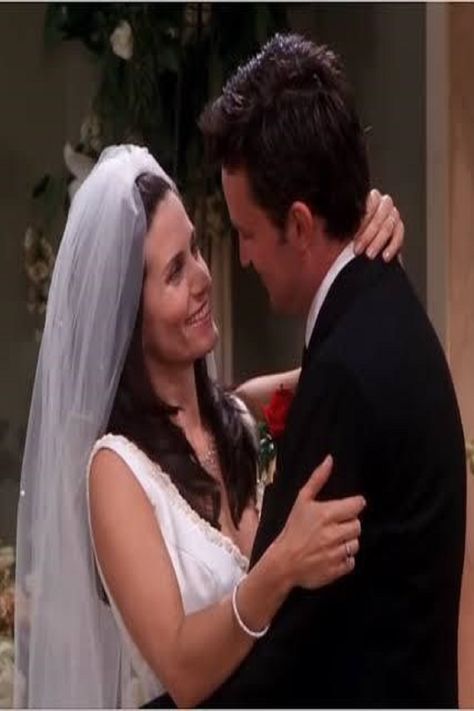 FRIENDS,5 most Beautiful pictures of MONDLER! Jim And Pam, Chandler Friends, Lucy And Ricky, Friends Best Moments, Monica And Chandler, Friends Scenes, 90s Memories, Friends Cast, Friends Moments