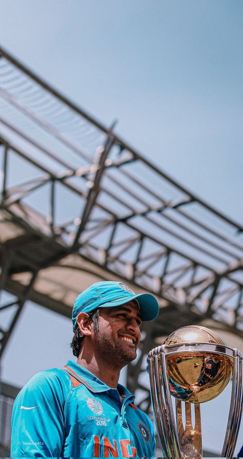 Dhoni With Trophy Wallpapers Dhoni Back Pose, Ms Doni, Virat Kohli Portrait Photography, Cricket Books, England Cricket Team, Ms Dhoni Wallpapers, Virat Kohli Instagram, Cricket (sports), India Cricket Team