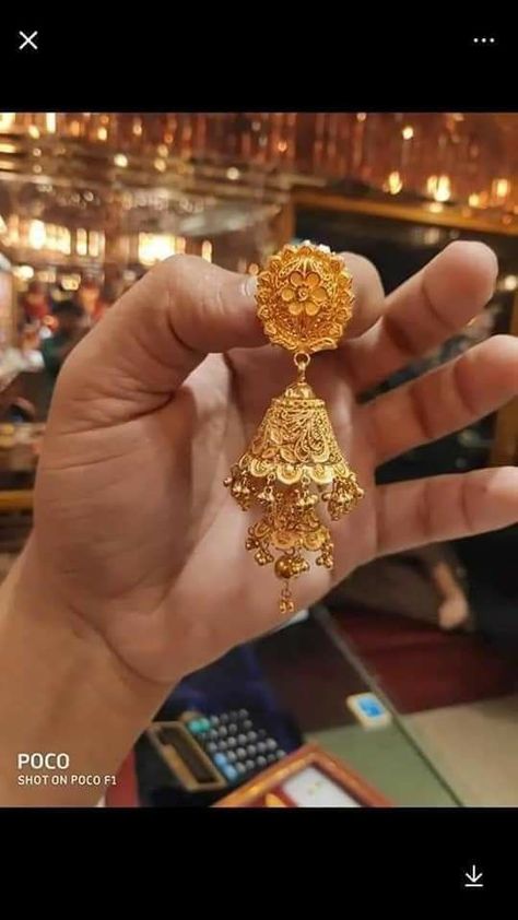 New Jhumka Designs Gold, Zumka Earrings Gold, Golden Jumkha, Gold Zumka Design, Jumkis Indian Jewelry Gold, Gold Jhumka Designs Indian Weddings, Jhumki Designs Gold, Gold Necklace Set Bridal, Jhumki Earrings Gold