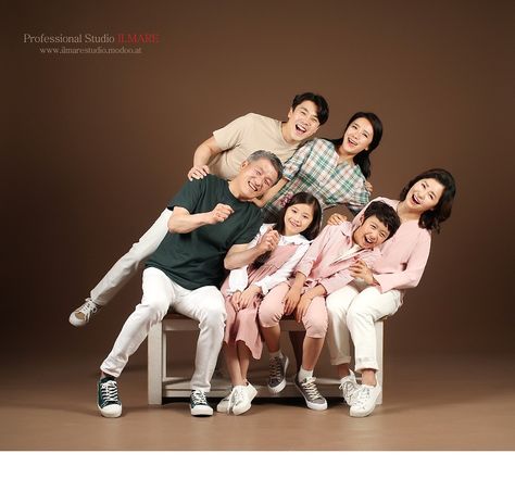 Family Portrait Photography Poses, Studio Family Portraits, Family Potrait, Family Photo Studio, Extended Family Photography, Group Photo Poses, Big Family Photos, Group Picture Poses, Family Studio Photography