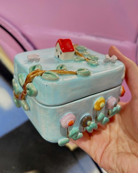 Certainly! Here’s an updated version: Take a journey to a dreamy world with my handmade ceramic jewelry box, complete with a tiny house and clouds! 🌸✨ This special box is a sweet little home for your treasures☺️ Jewelry Box Ceramic, Air Dry Clay Box With Lid, Ceramic Box Ideas, Ceramic Boxes With Lid, High School Ceramics, Ceramic Jewelry Box, Clay Box, Handmade Ceramic Jewelry, Slab Ceramics