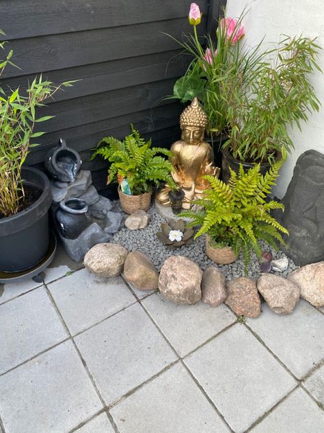 Buddha Outdoor Decor, Zen Porch Ideas, Peaceful Outdoor Space, Outdoor Buddha Garden, Jardin Zen Interior, Buddha Garden Ideas, Buddha Home Decor, Buddha Garden, Zen Garden Design