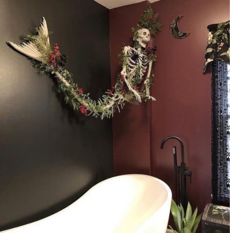 Grunge Bathroom, Gothic Bathroom Ideas, Goth Bathroom, Gothic Bathroom, Gothic Decor Bedroom, Spooky Home, Decorations Bedroom, Mermaid Bathroom, Horror Decor