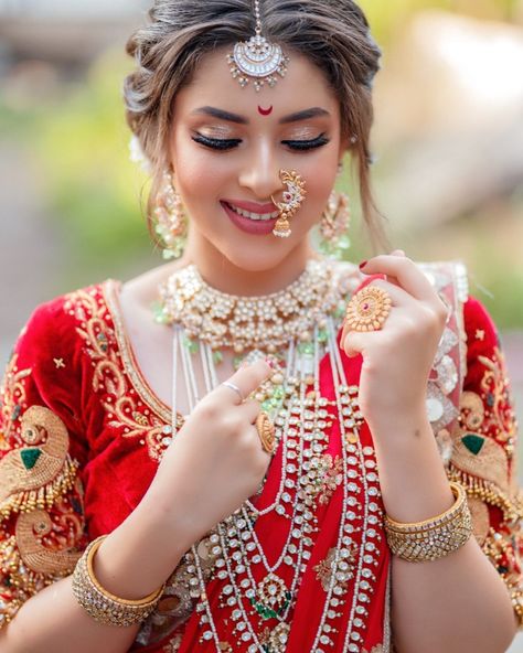 Hairstyles For Marathi Bride, Marathi Bridal Hairstyles Indian, Marathi Hairstyle Wedding Bride, Maharashtrian Bride In Red Saree, Maharashtrian Bride In Lehenga, Red Lehenga Bride Makeup, Ganpati Makeup Look, Maharashtrian Bridal Makeup, Maharashtrian Bride Makeup Look