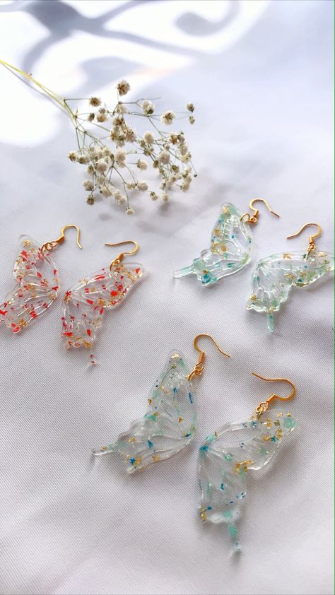 Resin Crafts Earrings, Resin Jewelry Idea, Resin Art Jewellery Ideas, Resin Jewelry Holder, Aesthetic Resin Jewelry, Resin Art Accessories, Butterfly Resin Earrings, Earring Resin Ideas, Cute Resin Earring Ideas