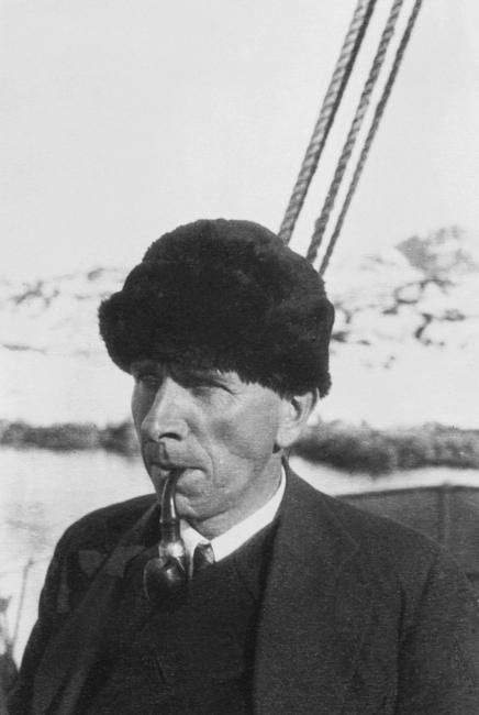 Alfred Wegener at the age of 49. Photo taken in Ukkisissat just before the start of his last expedition. Alfred Wegener, Continental Drift, High Quality Picture, Screen Wallpapers, Anime Lock Screen Wallpapers, Plate Tectonics, November 1, Lock Screen, Screen Wallpaper