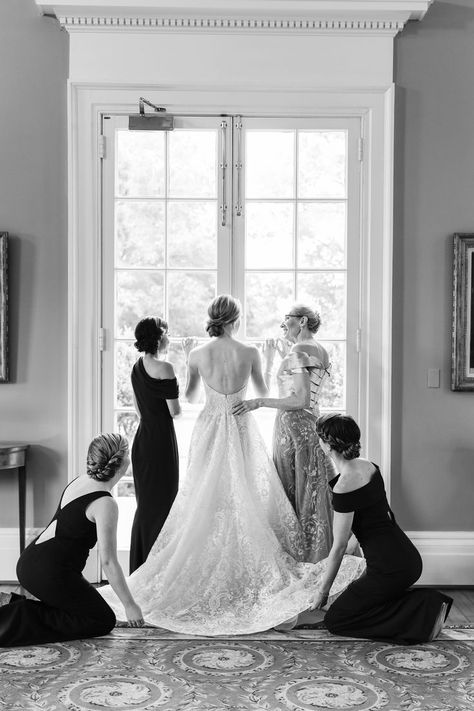 Before Wedding Pictures, Bridal Prep Photos, Wedding Preparation Photos, Wedding Day Getting Ready, Bride Preparation, Wedding Makeup Bride, Bridesmaid Photoshoot, Wedding Portrait Poses, Getting Ready Photos