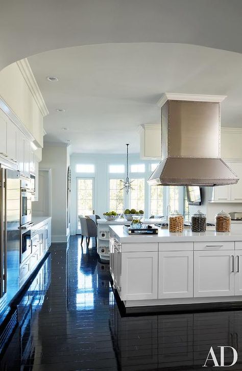 Khloe Kardashian - Chic white kitchen features white cabinets paired with white quartz countertops alongside a glossy black floor. Kourtney Kardashian House, Khloe Kardashian House, Calabasas Homes, Kardashian Home, Celebrity Houses, California Homes, Style At Home, Kourtney Kardashian, Khloe Kardashian