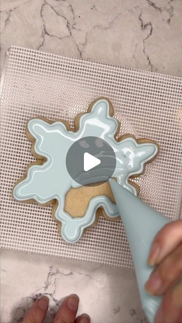 Alyssa Pierce on Instagram: "Classic snowflake ❄️ when I was little my mom had a Christmas cookie book that I used to look at over and over and the pictures of the perfectly made snowflakes always made me want to learn ❄️ . . . . . #CookieDecorating #CookieDecoratingVideo #CookieDecoratingTutorial #CookieFlooding #SatisfyingVideos #ChristmasCookies #ChristmasCookieDecorating #SnowmanCookies #SandCookies #ChristmasTreeCookies #ReeseCookies #ElfCookies #Mrs.ClausCookies #SantaClaus #SantaClausCookies #BakingVideo #Relatable #MomLife #SmallBusiness #SmallBusinessTips #Entrepreneur #Smallbusinessowner #SmallBusinessReels #InstagramReels #BakingTutorial #CookingTutorial" Christmas Sugar Cookies Flood Icing, Round Snowman Cookies, Mug Christmas Cookies Decorated, Royal Icing Decorating Techniques, Decorate Snowflake Cookies, Easy Snowflake Cookie Decorating, Iced Snowflake Cookies, Cookie Flooding Videos, Christmas Cookie Stencils Royal Icing