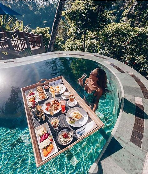 A floating breakfast in Bali is the best breakfast you can get 🍽🥥 Tag someone who needs to eat like this 😊😎 ➖➖➖➖➖➖➖ 📸 @anyuta_rai ➖➖➖➖➖➖➖… Villa Luxury, Jimbaran, Hawaii Luau, Seminyak, Beautiful Hotels, Honeymoon Destinations, Travel Lover, Amazing Adventures, Ubud