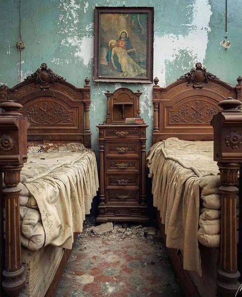 Abandoned Castles, Deserted Places, House In Italy, Desert Places, Abandoned Property, Villas In Italy, Abandoned Mansion, Old Abandoned Houses, Buying Your First Home