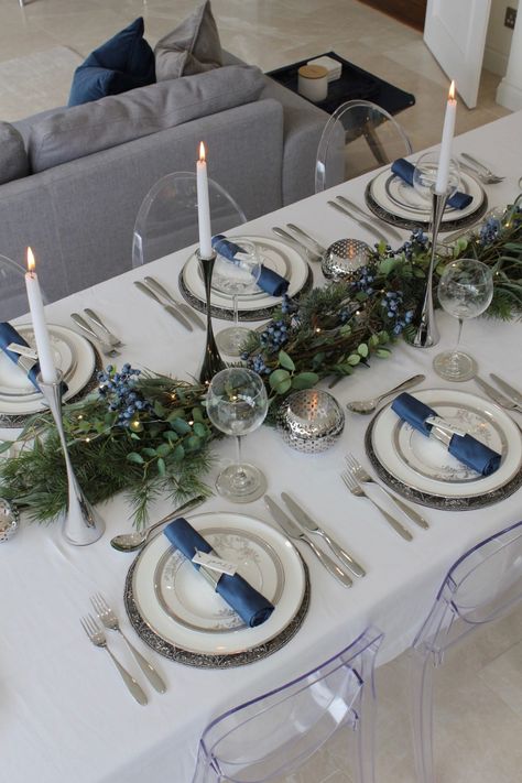 Christmas Dinner Table Settings, Blue Christmas Tree Decorations, Blue Table Settings, Blue Christmas Decor, Christmas Dining Table, Tafel Decor, Christmas Dining Room, Christmas Dinner Table, Dinner Table Setting