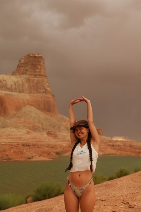 Sedona Aesthetic Outfits, Lake Powell Instagram Pictures, Lake Powell Picture Ideas, Arizona Aesthetic Pictures, Utah Camping Aesthetic, Lake Powell Photoshoot, Lake Powell Outfits, Utah Aesthetic Pictures, Lake Day Fits