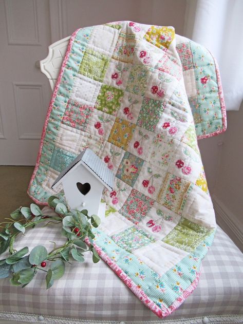 HelenPhilippsDesigns - Etsy Canada Appliqué Quilts, Cot Quilt, Baby Quilt Patterns, Lap Quilts, Patchwork Quilt Patterns, Quilt Baby, Pouch Pattern, Girls Quilts