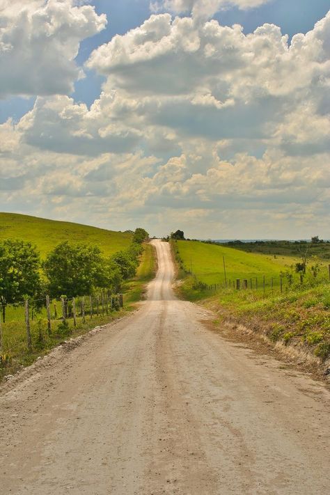 Take me home, country road (no location given) by Foto Aday Puffy Clouds, Dirt Roads, Beautiful Roads, Country Roads Take Me Home, Fotografi Vintage, Green Field, Winding Road, Long Road, Dirt Road