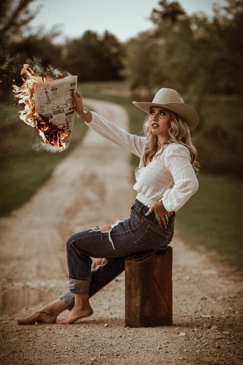 Western fashion with fire Western Sunflower Photoshoot, Western Playing Card Photoshoot, Country Singer Photoshoot Ideas, Western Outfit Ideas For Senior Pictures, Cowgirl Birthday Pictures Photo Ideas, Boho Country Photoshoot, Fire Senior Pictures, Womens Senior Pictures, Out Of The Box Senior Picture Ideas