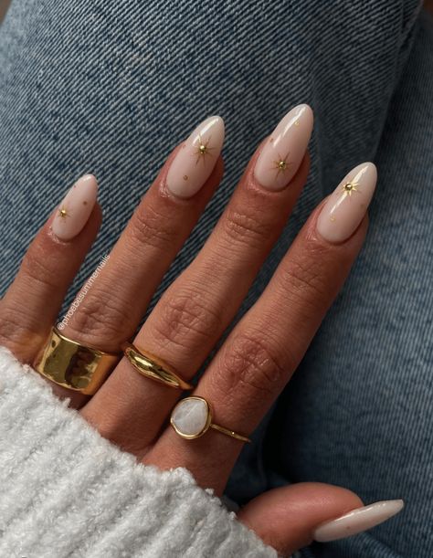 The 25 Best Milky Nails Designs: Manicure Tutorial and Guide Girly Hands, Grad Nails, Nails Basic, Chrome French, White Chrome Nails, Engagement Nails, Art Hacks, Milky Nails, Christmas Nails Easy