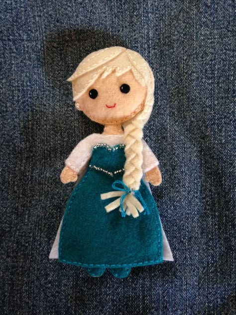 Felt Disney Characters, Frozen Felt, Elsa Toys, Doll Patterns Free Sewing, Felt Cupcakes, Doll Patterns Free, Felt Crafts Patterns, Felt Crafts Diy, Felt Christmas Tree