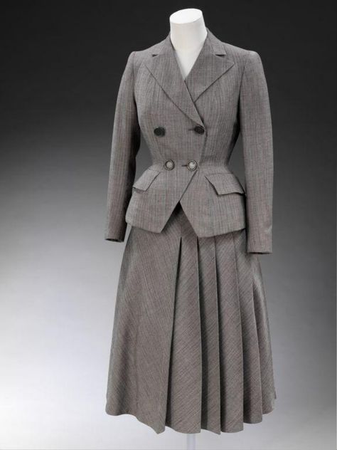 Skirt Suit | Hardy Amies | V&A Explore The Collections 1950’s Fashion, Hardy Amies, Fashion 1940s, Vintage Suit, 20th Century Fashion, Vintage Suits, 40s Fashion, Vestidos Vintage, 1940s Fashion