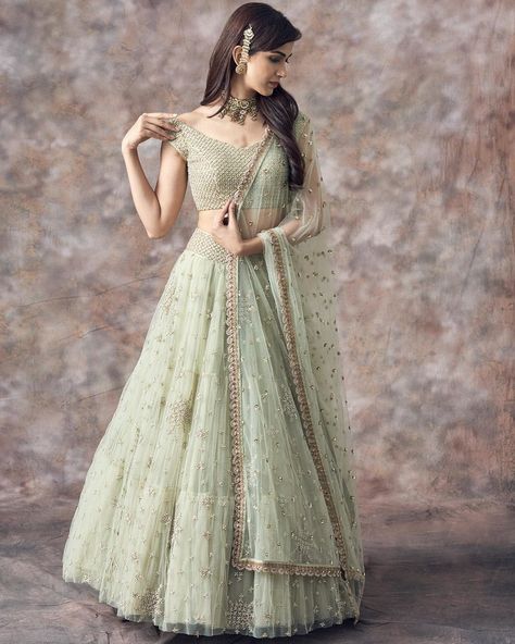 21+ Simple & Elegant Lehenga Options for the Sister of the Bride/Groom | ShaadiSaga Coktail Party, Elegant Lehenga, Simple Lehenga, Indian Outfits Lehenga, Wedding Lehenga Designs, Lehnga Dress, Designer Bridal Lehenga, Green Lehenga, Choli Designs